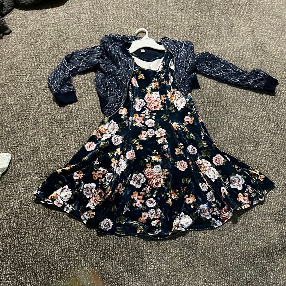 This is a set, both pieces are in good condition